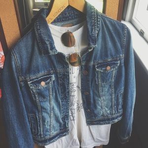 PRICE DROP🆕‼️Classic and Trendy Jean Jacket!!